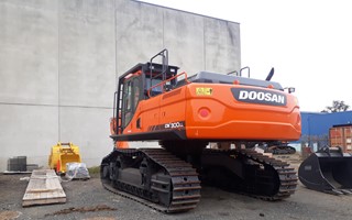 DX300LL Road Builder Min