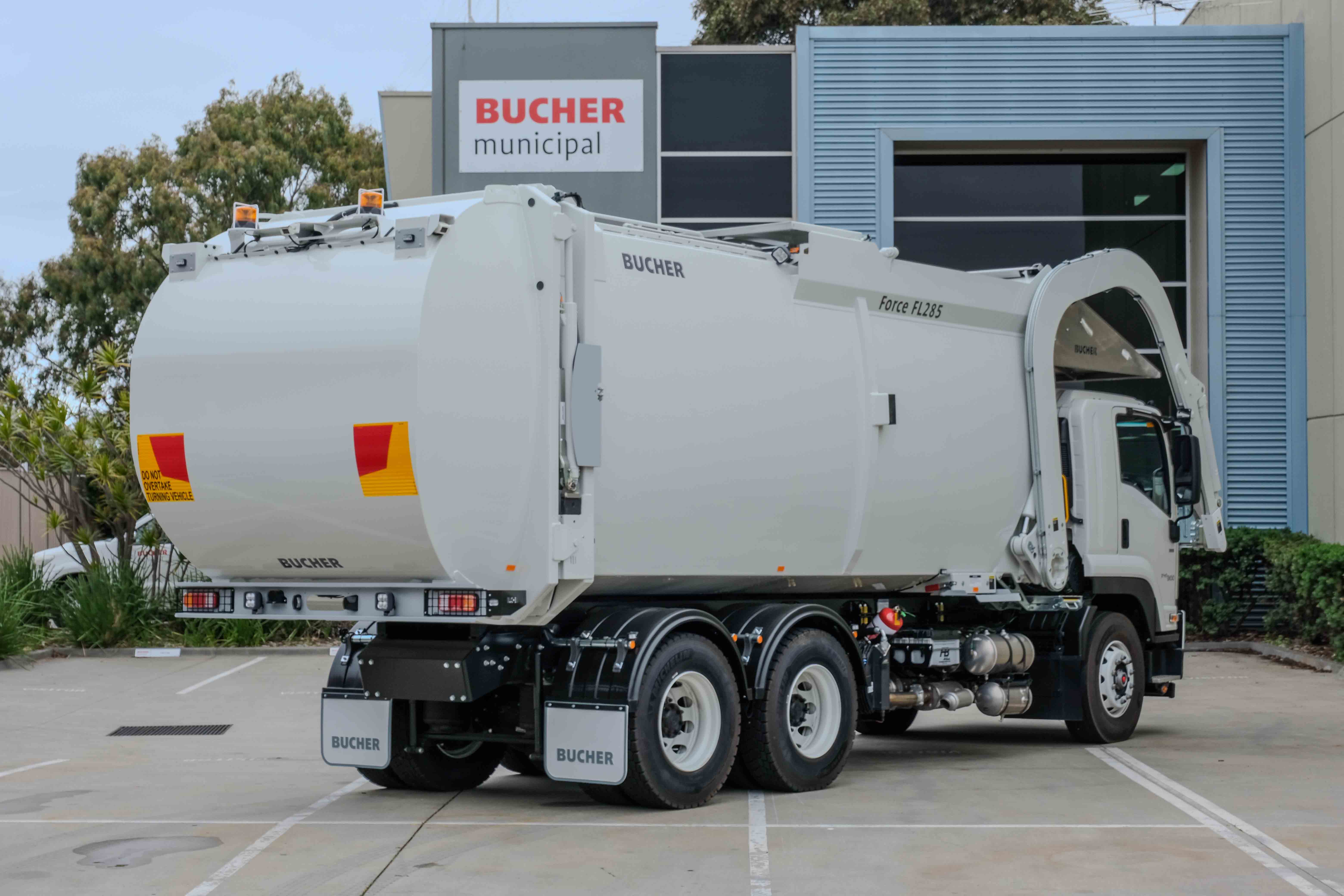 Isuzu FVY 240 300 X Bucher Force 285 01Lores